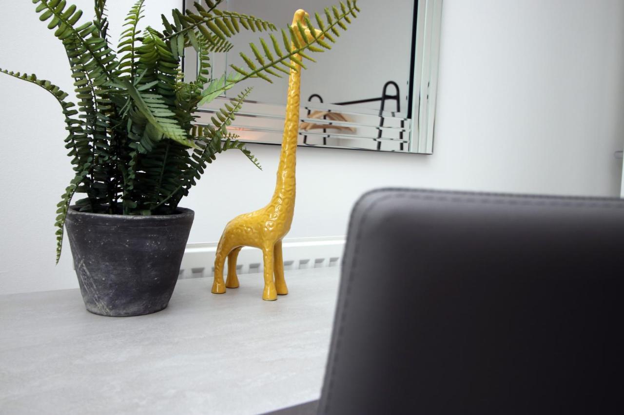 No 43 Stadium Views By Ssw - 2Br, Parking, Sleeps 4, 3Min Walk To Stadium, 10Min Drive To City Centre, Marina And Close To M4 Morriston Eksteriør billede